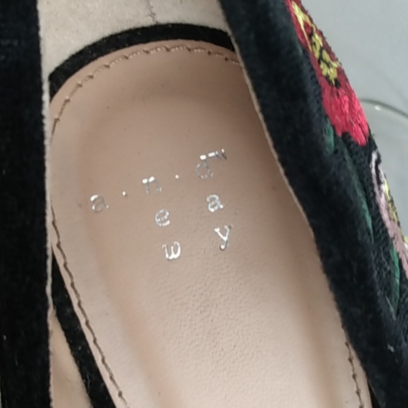 A new day Black Velvet heels with floral embroidery - Picture 7 of 12